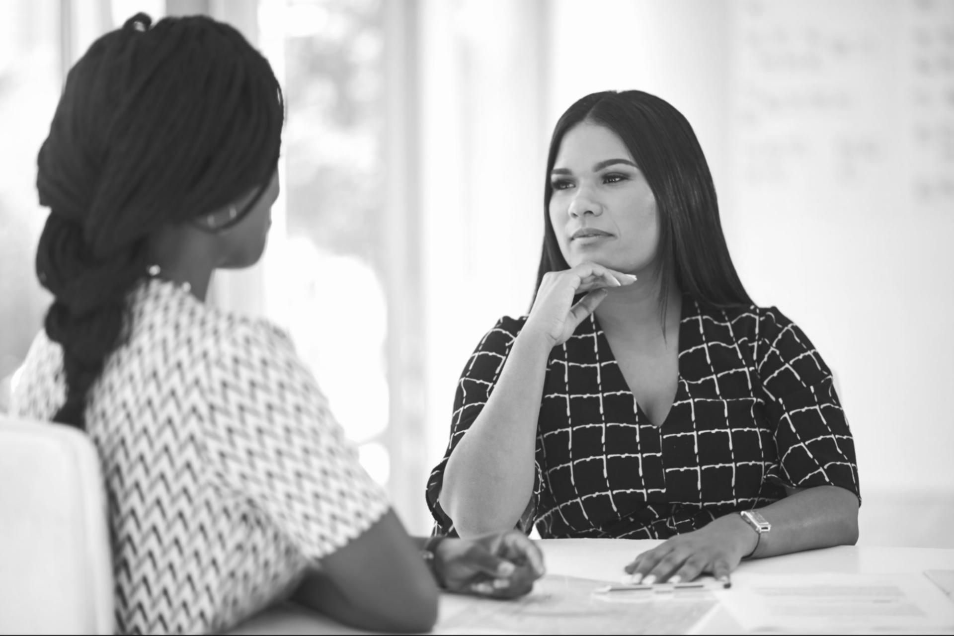Team som diskuterar arbetsprocesser vid whiteboard med strukturerade flödesscheman